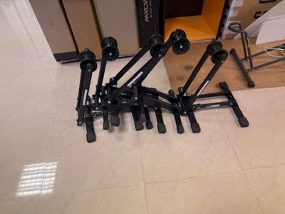 beaucoup d'objets en métal noir par terre