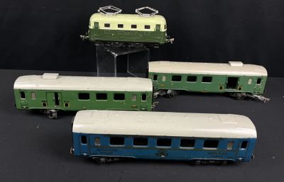 trois petits trains sont posés sur une surface noire