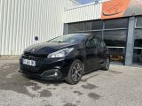 une voiture noire garée devant un bâtiment