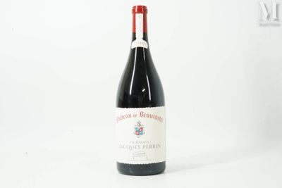 une bouteille de vin posée sur une table