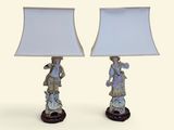 une paire de lampes de table en porcelaine bleue et blanche, avec un abat-jour blanc