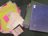 une pile de livres posée sur une table à côté d'une autre pile de livres