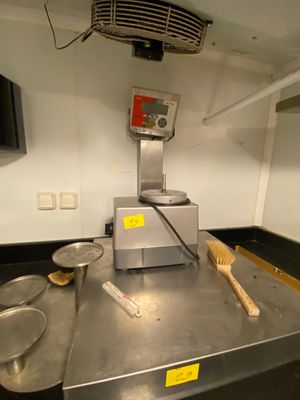 une photo d'une cuisine où l'on voit de nombreux ustensiles de cuisine posés sur le plan de travail