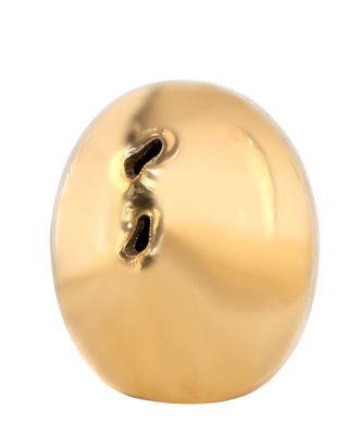 une boule dorée percée d'un trou sur fond blanc