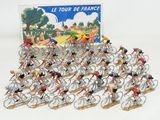 de nombreuses figurines représentant des personnes à vélo, alignées les unes à côté des autres