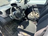 une voiture sale avec un volant cassé et un siège sale