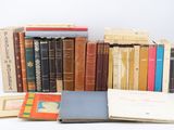 plusieurs livres sont empilés sur une table