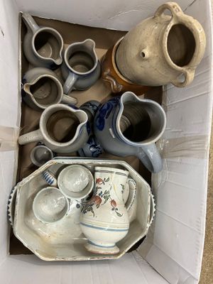 une boîte remplie de vases et de bols de toutes sortes