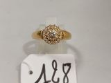 Gros plan sur une bague en or ornée d'un diamant