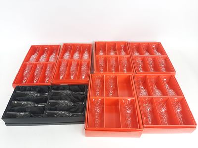 de nombreux récipients en plastique contenant différents types d'objets