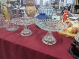 de nombreux plats en verre sur une table recouverte d'une nappe rouge