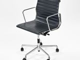 une image représentant un fauteuil de bureau en cuir noir à roulettes sur fond blanc