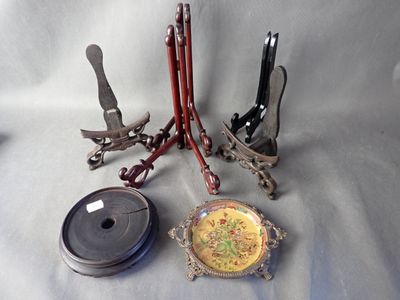 trois types différents de tire-bouchons posés sur une table