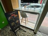 une affiche devant une vitrine sur laquelle figure un menu