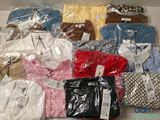 beaucoup de t-shirts emballés dans des sacs en plastique