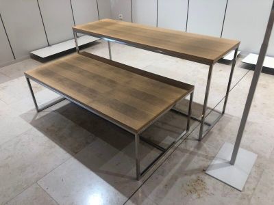 deux tables posées à même le sol dans la pièce