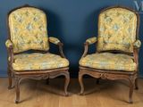 paire de fauteuils de style Louis XV avec coussins rembourrés
