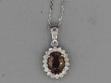 un pendentif en forme de losange marron et blanc, monté sur une chaîne