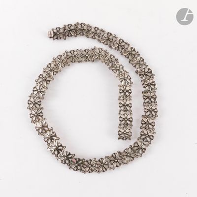 gros plan d'un collier et d'un bracelet sur une surface blanche