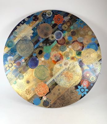 une assiette sur laquelle figurent de nombreux motifs différents