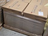 des piles de cartons et des palettes en bois dans un entrepôt