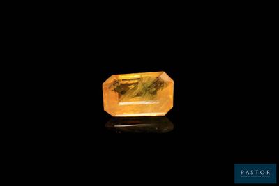 un diamant jaune sur fond noir