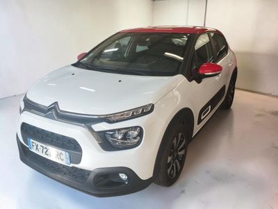 la voiture blanche est garée dans le garage de l'immeuble