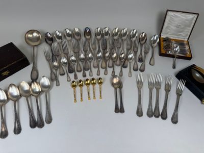 beaucoup de cuillères et de fourchettes sur la table