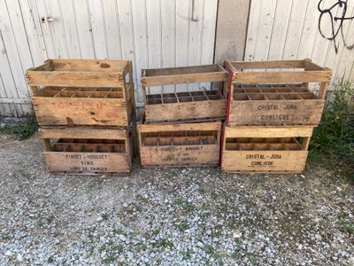 Trois caisses en bois sont empilées les unes sur les autres devant un bâtiment