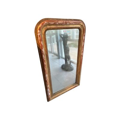 a mirror that has a statue of a cat in it