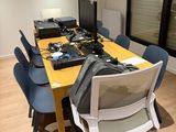 une table sur laquelle se trouvent un ordinateur portable et un ordinateur portable