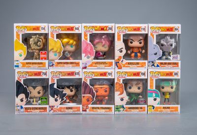 Plusieurs figurines Funko Pop en vinyle sont exposées dans une vitrine