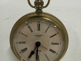une horloge en or avec des chiffres romains sur le cadran