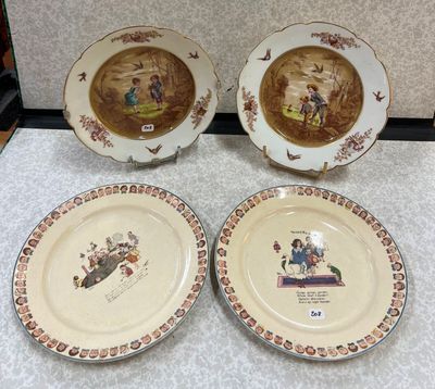 trois assiettes à motifs différents posées sur une table