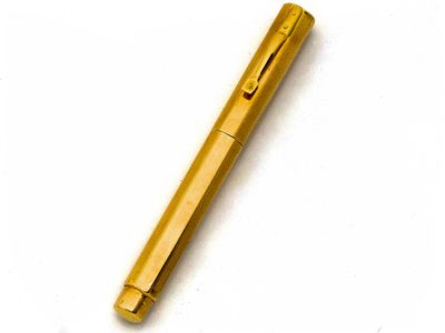 un stylo posé sur une surface blanche