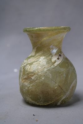 un vase en verre posé sur une table