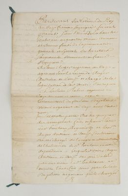 une feuille de papier sur laquelle on peut écrire, posée sur une table