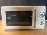 un micro-ondes posé sur une table en bois