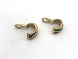 deux paires de boucles d'oreilles créoles en or et émail bleu sur un fond blanc