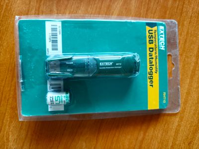 une brosse à dents qui se trouve dans l'emballage posé sur la table