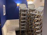 une pièce avec beaucoup de chaises et un canapé