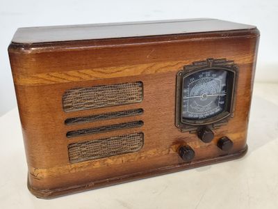 une radio à l'ancienne posée sur une table en bois