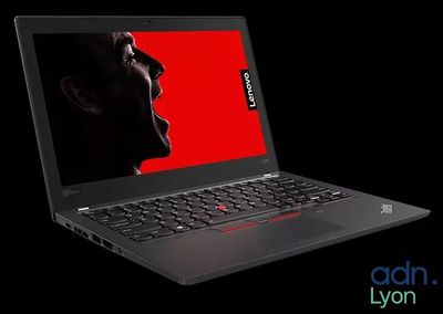 un ordinateur portable avec un écran rouge et un fond noir