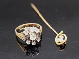 une image représentant une bague en or ornée d'une perle et d'un bâton
