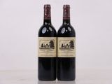 deux bouteilles de vin posées sur une table l'une à côté de l'autre