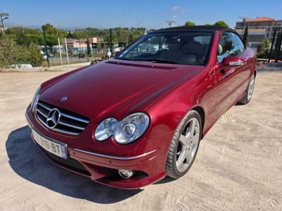 une photo d'une voiture rouge garée sur un parking
