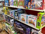 beaucoup de jouets sur les étagères du magasin