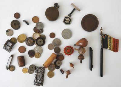 beaucoup de vieilles pièces et d'autres objets sur la table