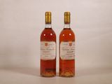 deux bouteilles de vin posées l'une à côté de l'autre sur une table