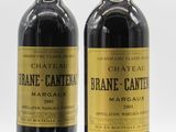 deux bouteilles de vin posées l'une à côté de l'autre sur une surface blanche